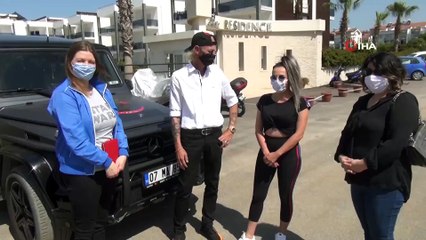 Antalya’da 24 ihtiyaç sahibine 500’er lira yardım yapan Alman vatandaşı plaketle ödüllendirildi