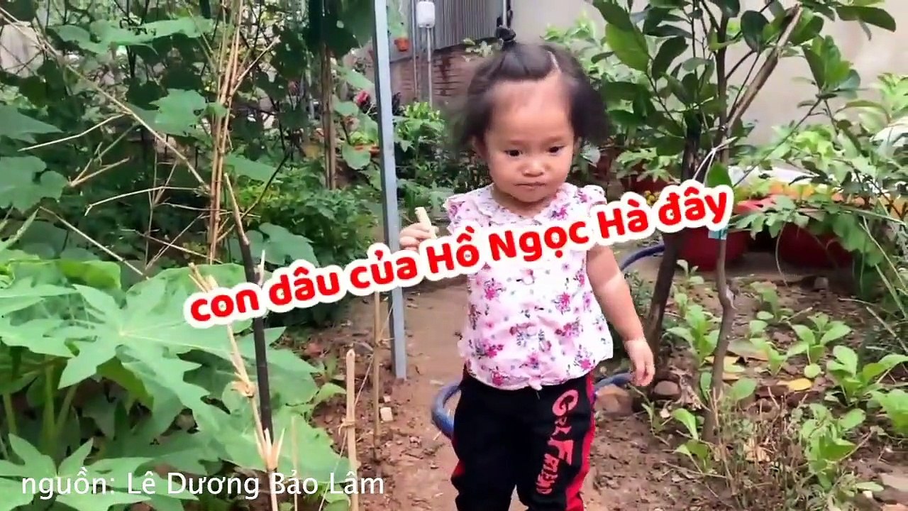 Con gái Lê Dương Bảo Lâm với bộ đồ và mái tóc "không sang nổi" ra sau vườn review