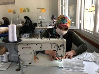 Türkiye evde onlar maske mesaisinde