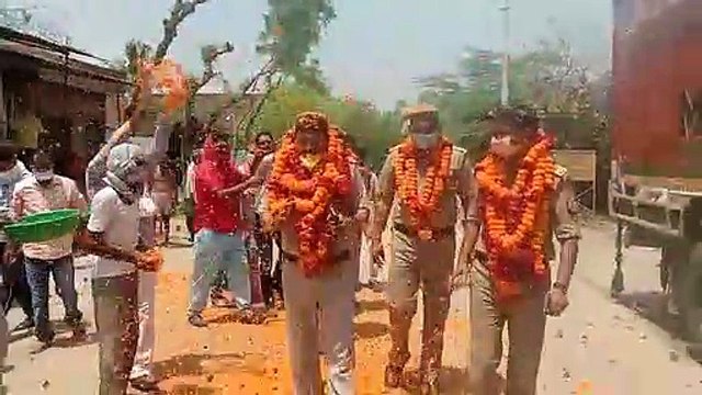 barabanki : जागरूक करने गई पुलिस टीम पर हुई पुष्प वर्षा