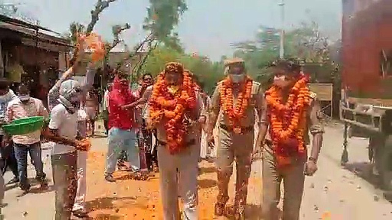 barabanki : जागरूक करने गई पुलिस टीम पर हुई पुष्प वर्षा