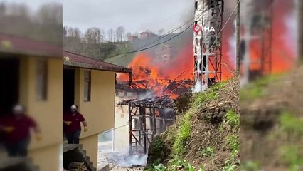 Kullanılmaz hale gelen cami alev alev böyle yandı