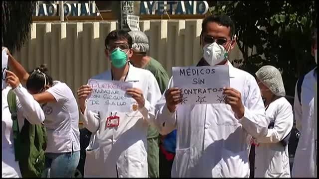 Protesta de sanitarios en Lima: Somos grupo de riesgo y no nos pagan