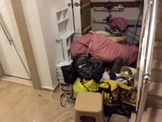 2 aylık ev kirasını ödeyemediği için şahsi eşyaları ile birlikte kapının önüne konuldu