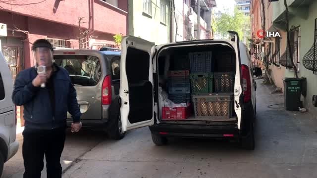 Sokağa çıkma kısıtlamasında ekmek dağıtan fırıncı: Evde kal Türkiye, ekmek kapına gelecek