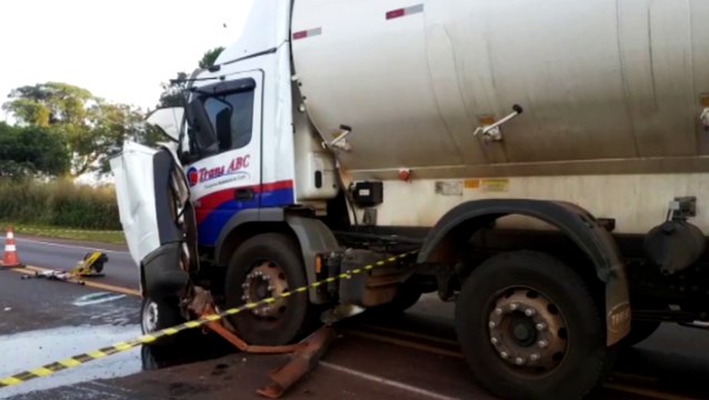 Motorista de utilitário morre após grave colisão com caminhão na rodovia BR-277
