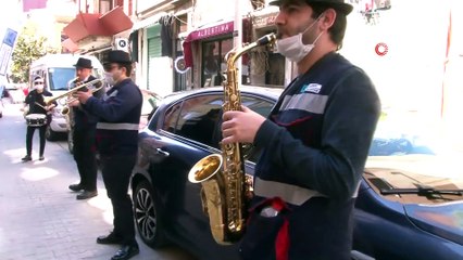 Kadıköy sokaklarında bandolu moral konseri