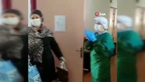 Korona virüsü yenen hasta sağlık çalışanları ile oynayarak taburcu oldu