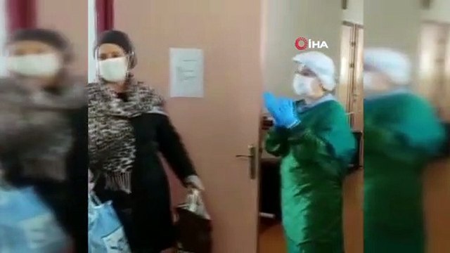 Korona virüsü yenen hasta sağlık çalışanları ile oynayarak taburcu oldu