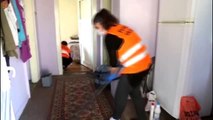 Vefa ekibi sokağa çıkmaları kısıtlanan vatandaşların evlerini temizliyor