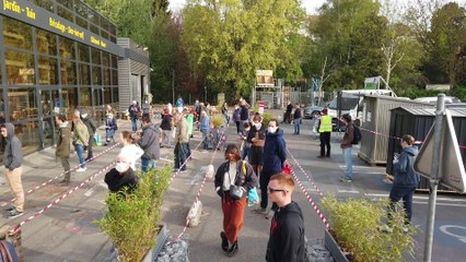 La file devant les magasins de bricolage