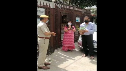 दिल्ली पुलिस ने खास अंदाज़ में मनाया बुज़ुर्ग का जन्मदिन