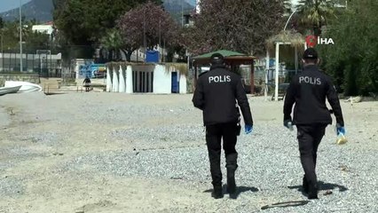 下载视频: Polis ekipleri, bir yandan devriye attılar diğer yandan güvercinleri beslediler