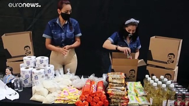 شاهد: ابنة إمبراطور المخدرات إل تشابو توزع المساعدات على المحتاجين خلال أزمة كورونا