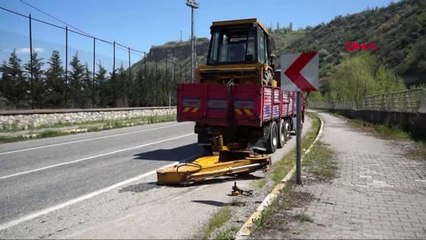 KARABÜK Kamyonunun kasasındaki iş makinesinin kepçesi köprüye takıldı