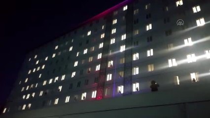 Karantinadaki vatandaşlardan sağlık çalışanlarına alkışlı destek