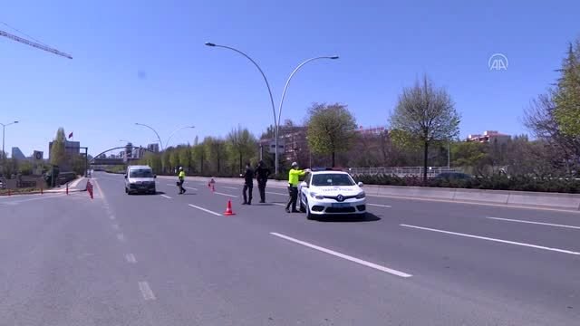 Başkentte polis ekipleri, sokağa çıkma kısıtlaması denetimi yaptı