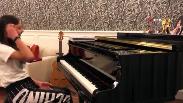 12 yaşındaki Duru Ercoşkun’dan sokağa çıkmayan vatandaşlara piyano resitali