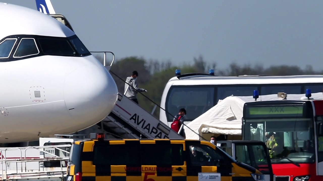 Erste Flüchtlingskinder aus griechischen Lagern in Deutschland