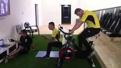 Jogadores do Portimonense treinam durante a pandemia