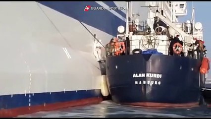 Palermo - Migranti della Alan Kurdi trasferiti sulla "Rubattino" della Tirrenia (18.04.20)