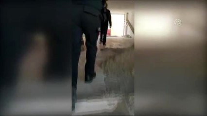 Polis inşaatta mahsur kalan kumruyu kurtardı