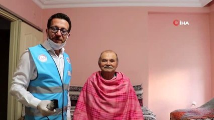 İmam, korona engeline takılan cemaatin tıraş isteğini yerine getirdi