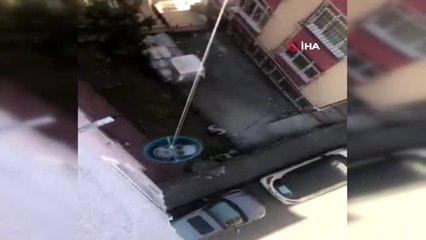 Korona kahve keyiflerine engel olamadı...Pişirdiği kahveleri balkondan komşularına böyle sarkıttı