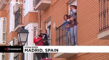 Dans une ville près de Madrid, la protection civile danse pour faire sourire les habitants confinés