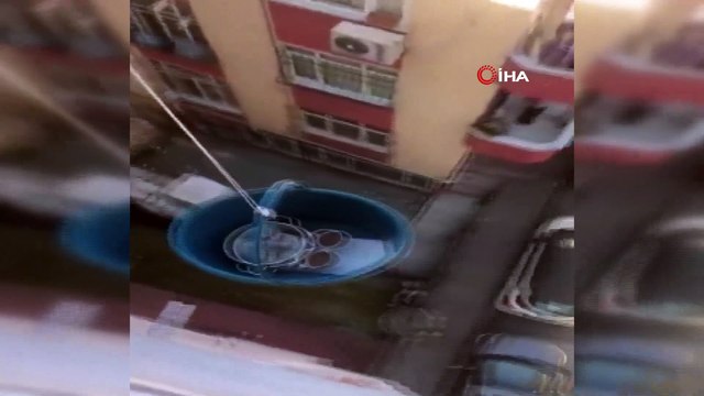 Korona kahve keyiflerine engel olamadı...Pişirdiği kahveleri balkondan komşularına böyle sarkıttı