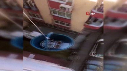 Korona kahve keyiflerine engel olamadı...Pişirdiği kahveleri balkondan komşularına böyle sarkıttı