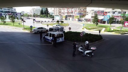 Evde kalan vatandaşlar, görev başındaki polisleri yine unutmadı