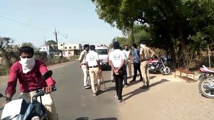 लॉकडाउन में टू व्हीलर वाहन पर ऑनलाइन ड्यूटी का पर्चा चिपका बेवजह घूम रहे