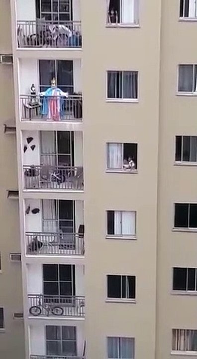 Idosa presta homenagem à Nossa Senhora da Penha da varanda de casa e vizinhos acompanham