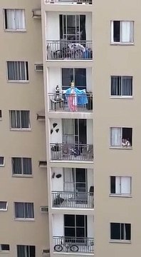 Idosa presta homenagem à Nossa Senhora da Penha da varanda de casa e vizinhos acompanham