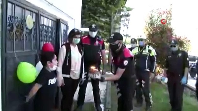 Polis ekiplerinden 9 yaşındaki çocuğa doğum günü sürprizi