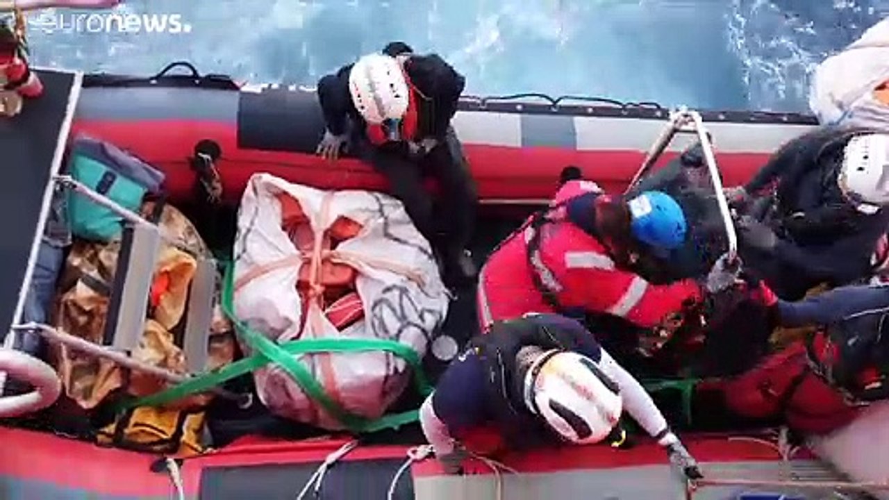 Migrantes do "Alan Kurdi" transferidos para navio de maiores dimensões