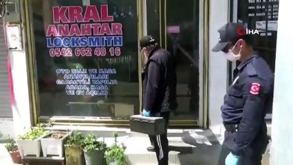 Marmaris polisinden kapıda kalan aileye çilingir yardımı