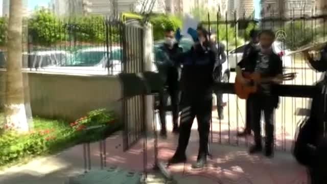 Polis ekipleri mahallede konser düzenlendi