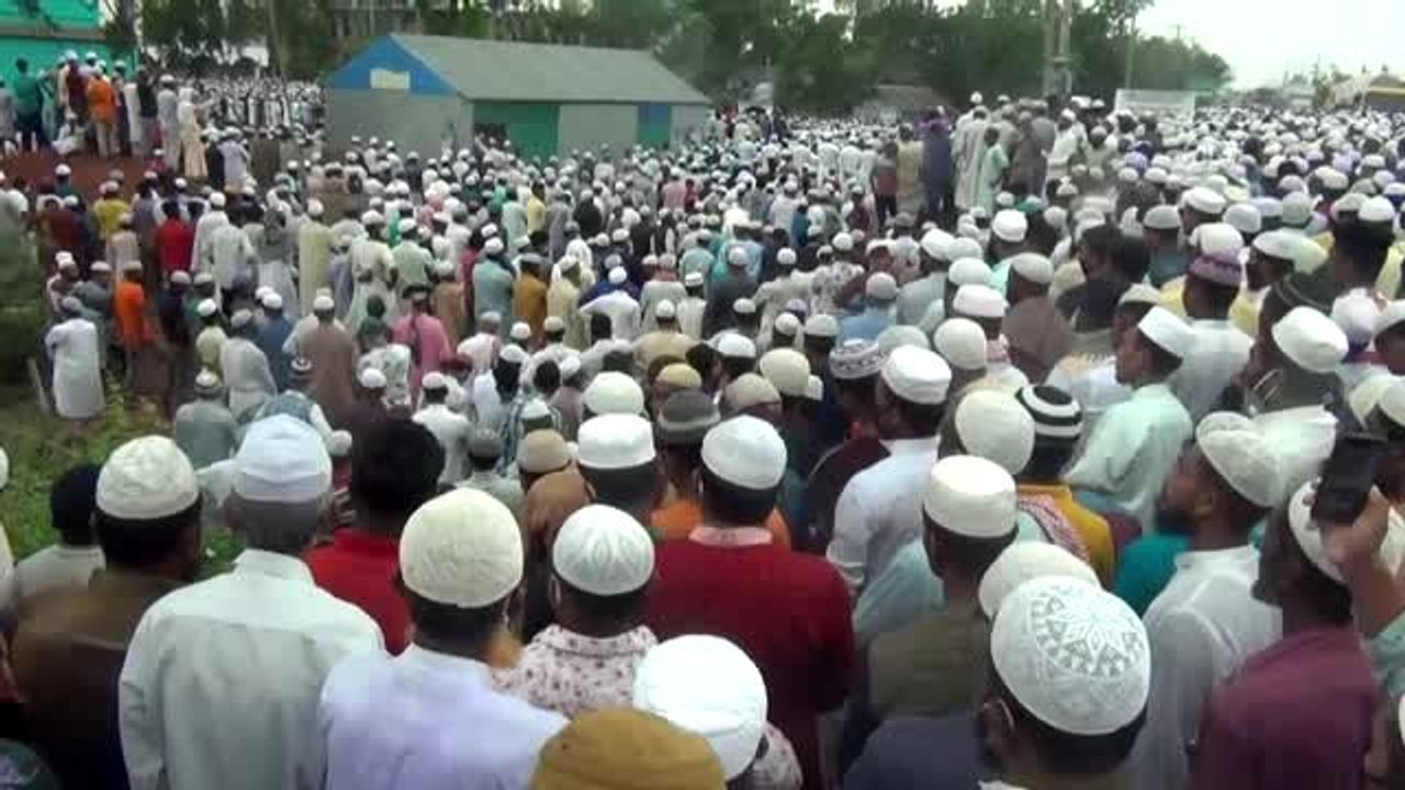 Bangladeş'te binlerce kişi salgına rağmen cenaze törenine katıldı