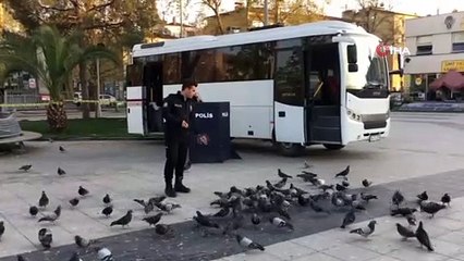 Sakarya Gar Meydanı’nda görev yapan polisten duyarlı hareket