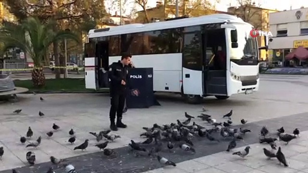 Sakarya Gar Meydanı’nda görev yapan polisten duyarlı hareket