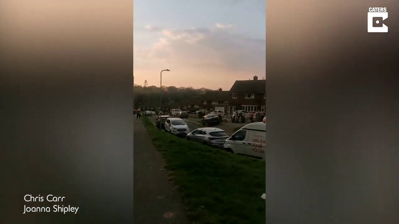 Quand tout un quartier en confinement chante un joyeux anniversaire à une mamie de 95 ans... Emouvant