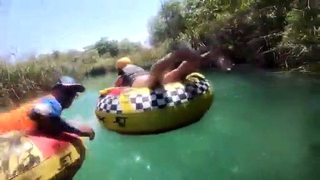 Ces touristes en bouée croisent un énorme anaconda sous l'eau
