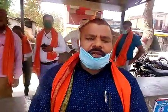 वायरस के संक्रमण से बचाव हेतु मास्क गमछा तथा सैनिटाइजर भेंट किया