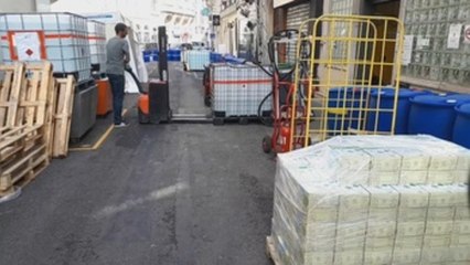 Abren una fábrica de gel desinfectante en plena calle en París