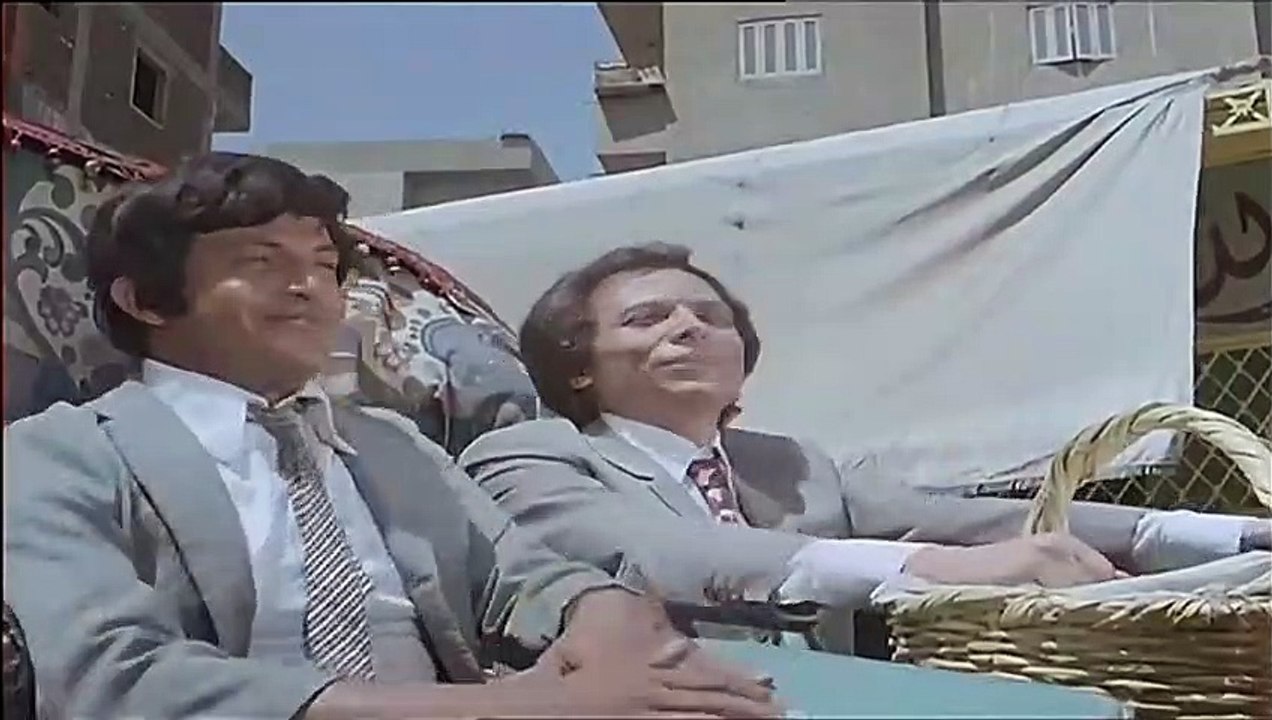 كوميديا الزعيم عادل امام وسمير غانم - لما تروح لقرايبك المعفنين ومعاك صاحبك - 