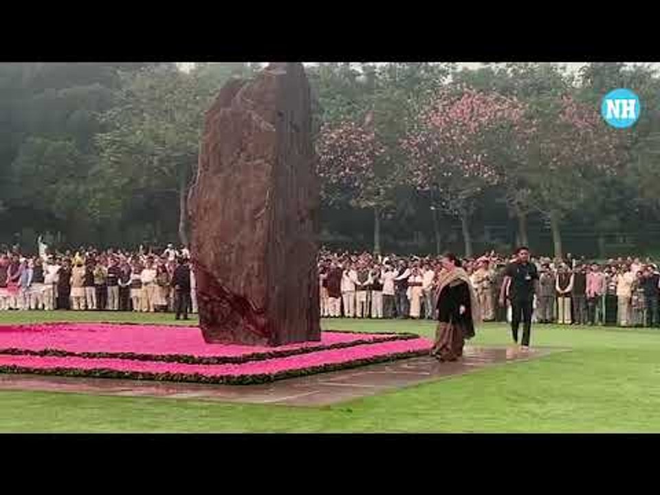 Sonia pay tributes to Indira Gandhi on birth anniversary