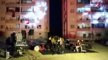 Tekirdağ'da sokağa çıkamayan vatandaşlara konser düzenlendi