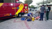 Jovem fica ferida após colisão entre carro e moto na Rua Paraná